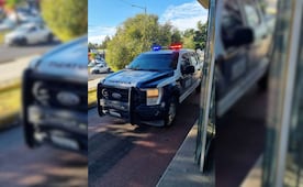 Patrulla de Tizayuca invade carril confinado del Tuzobús en Pachuca