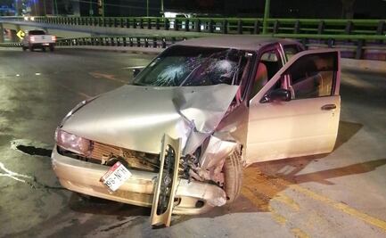 Conductor se estrella contra barra de contención en Pachuca