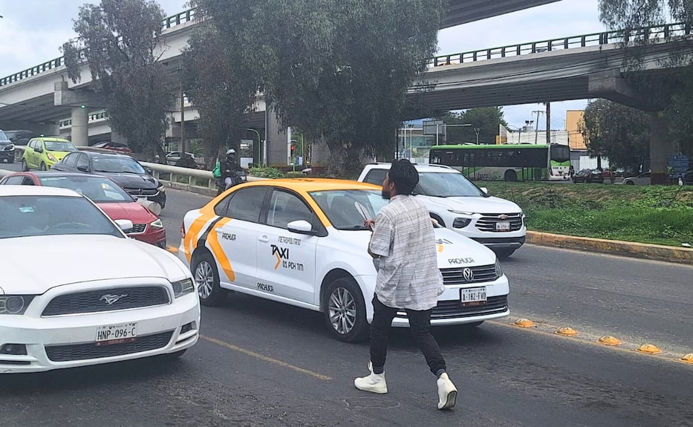 Entre machetes, sonrisas y arte prehispánico está Joaquín, el artista del semáforo | foto: Cinthya Carabajal