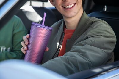 Starbucks restringe la venta de productos como el vaso rosa