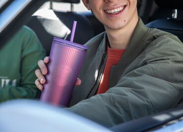 Starbucks restringe la venta de productos como el vaso rosa