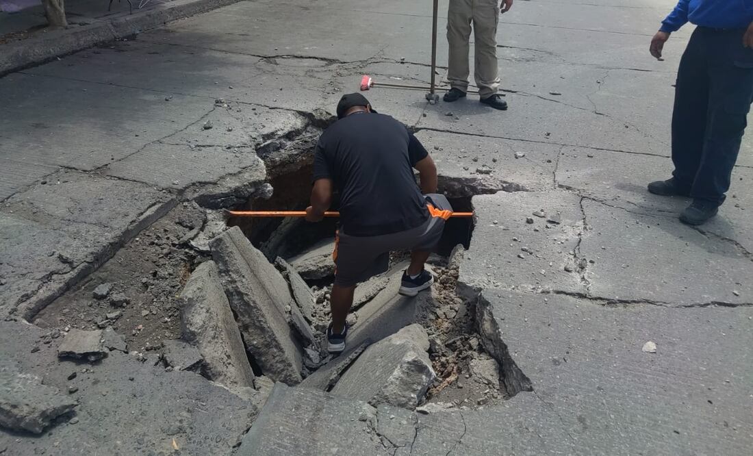 El gobierno municipal de Tula informó del cierre de la calle y explicó que el hundimiento se debe a que el drenaje de la zona está colapsado Foto: Joselyn Sánchez