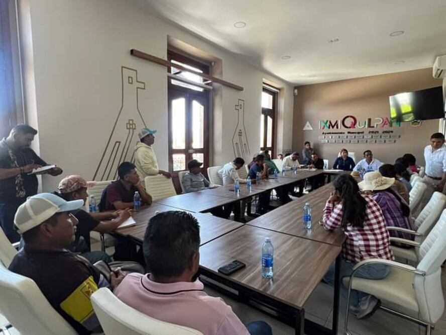 Los inconformes de la comunidad de El Espíritu exigen ser atendidos por la presidenta
 Foto: Especial