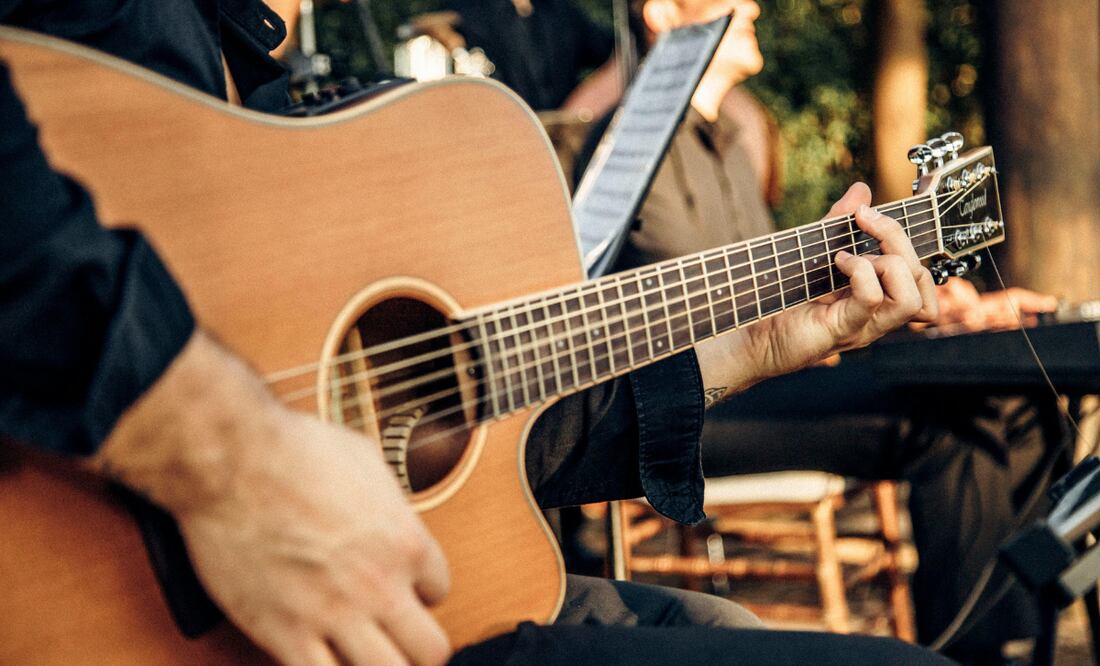 ¡Vive la magia de la trova y apoya el talento local! Foto: Pexels