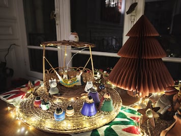 Mexicana que radica en Francia conserva tradiciones con sus nacimientos