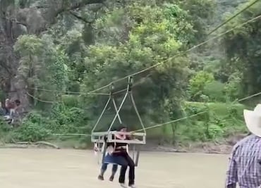 Niños cruzan río en teleférico improvisado para ir a la escuela en Jacala