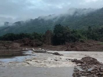 En Hidalgo, 15 comunidades de Xochiatipan quedan incomunicadas por la creciente del rio Garcés 