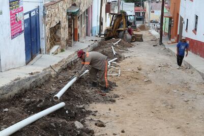 Caasim reemplaza línea de agua con 45 años de antigüedad, en emblemático barrio de Pachuca