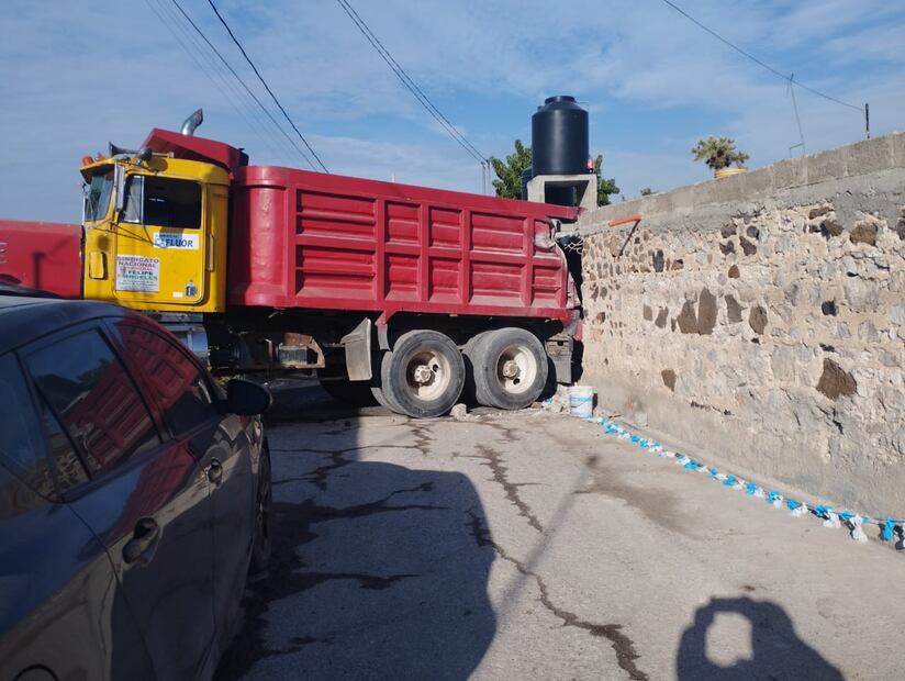 Camión de volteo choca contra casa y tira una barda en Atotonilco de Tula | Foto: Especial
