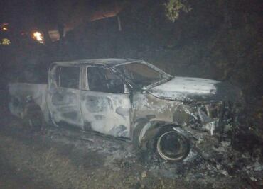 Incendio en Zimapán y Nicolás Flores consume camioneta de brigadistas