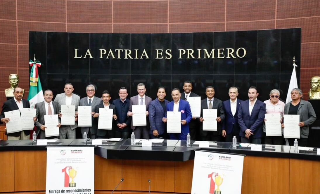 Senado entrega reconocimiento "Leyendas del Futbol Mexicano"
foto: especial