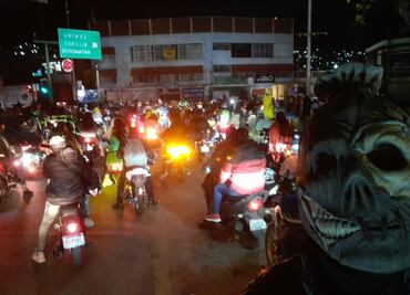 Motociclistas toman Plaza Juárez para celebrar Halloween y Día de Muertos