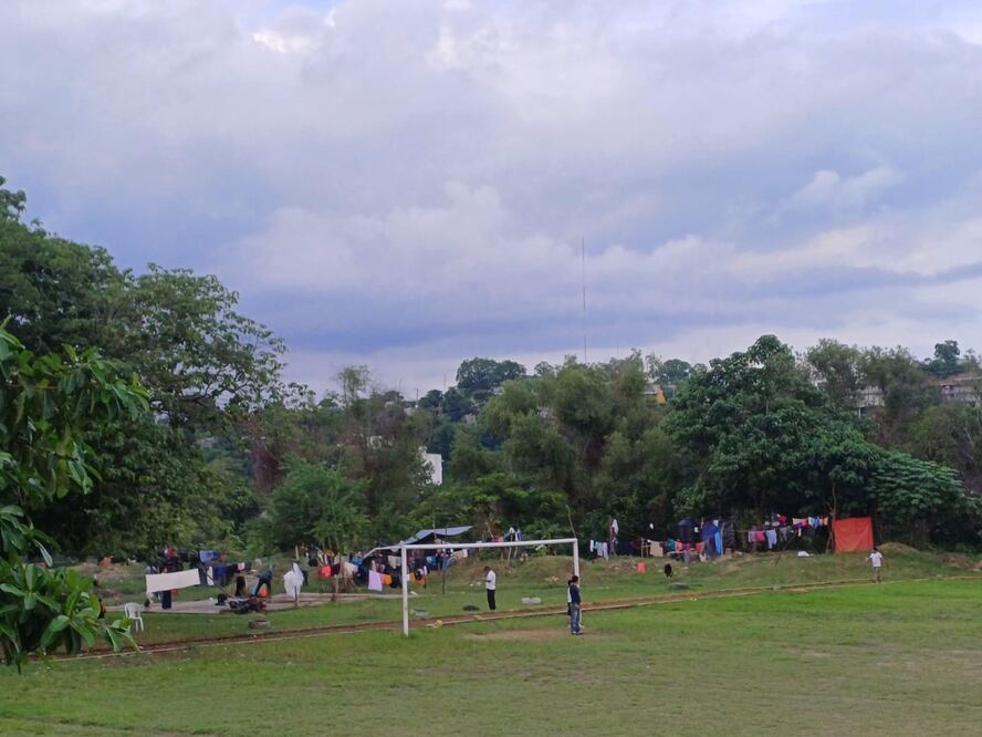 A dos meses que desterraron a 141 evangelistas de la Comunidad de Coamila y Rancho Nuevo de la demarcación Huejutla, estos continúan viviendo en el auditorio de la unidad deportiva I Foto Francisco Bautista