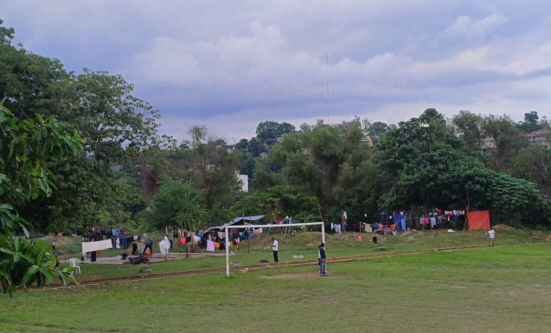 A dos meses que desterraron a 141 evangelistas de la Comunidad de Coamila y Rancho Nuevo de la demarcación Huejutla, estos continúan viviendo en el auditorio de la unidad deportiva I Foto Francisco Bautista