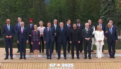 Sheinbaum participa en foto oficial de la Cumbre del G7; intercambia sonrisas y saludos con líderes