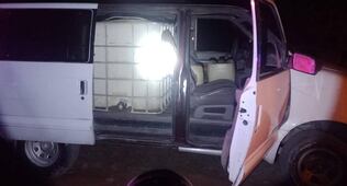 Camioneta sospechosa delata a presunto cargamento de hidrocarburo ilícito en Tezontepec de Aldama