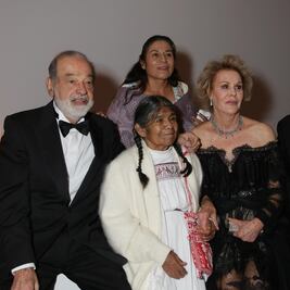 Bordadora hidalguense brilla en el Museo Kaluz y Dior junto a Slim