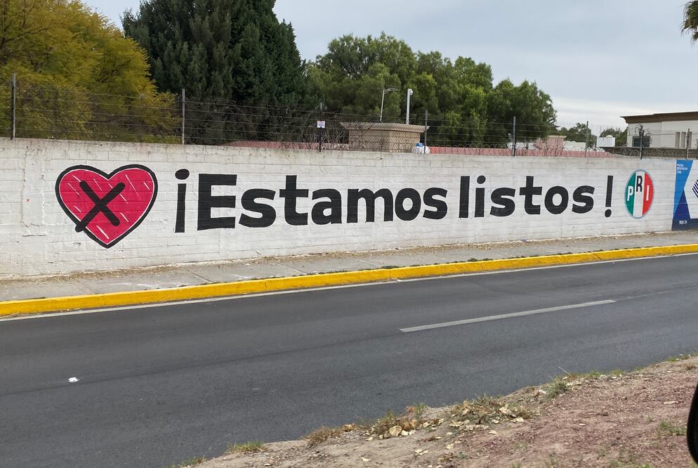 El Partido Acción Nacional (PAN) ha interpuesto diferentes juicios en contra de Morena y sus aspirantes a cargos de elección popular, por la colocación de mantas o espectaculares, así como por bardas pintadas, considerados actos anticipados de campaña.
