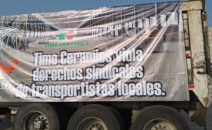 Transportistas bloquean acceso a Time Ceramics en Emiliano Zapata