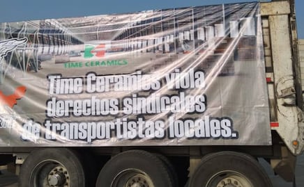Transportistas bloquean acceso a Time Ceramics en Emiliano Zapata