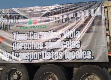 Transportistas bloquean acceso a Time Ceramics en Emiliano Zapata