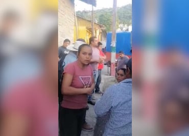 Conflicto entre rutas de transporte deja varados a pasajeros en Huejutla