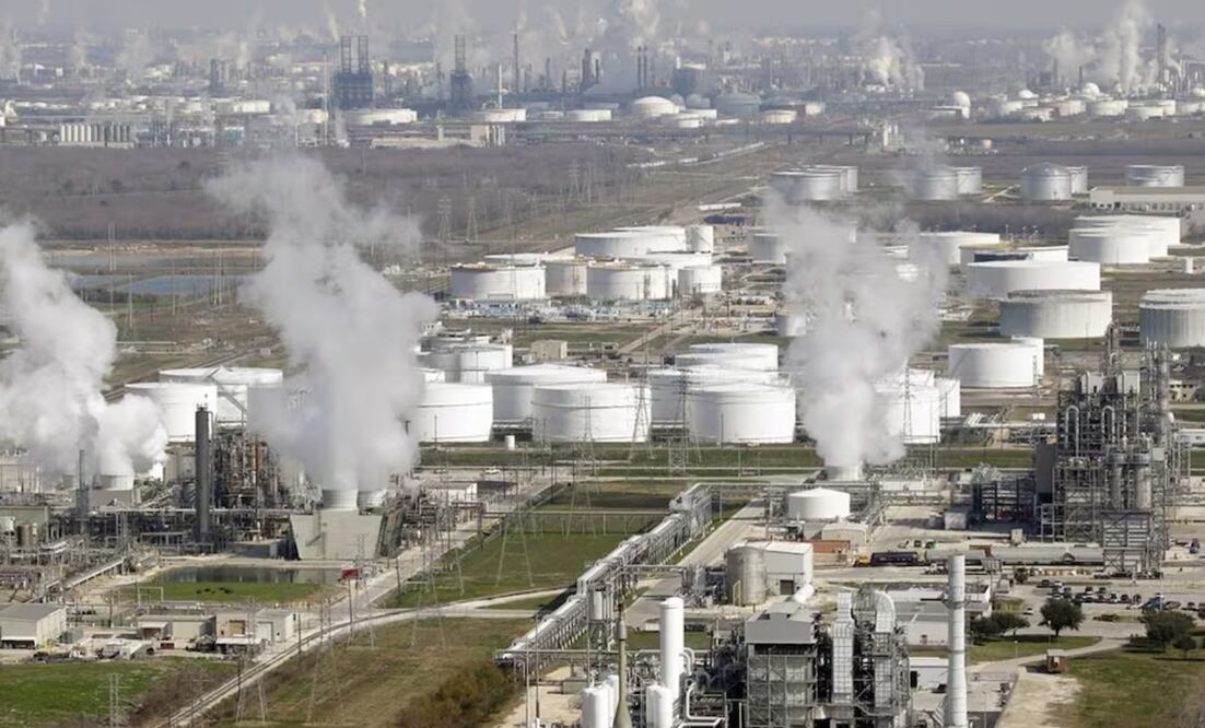 La fuga provocó la segunda orden de resguardo en casa en Deer Park en el lapso de pocas semanas. El mes pasado, un incendio en un oleoducto que ardió durante días obligó a evacuar los vecindarios circundantes. Foto: Pemex/Especial