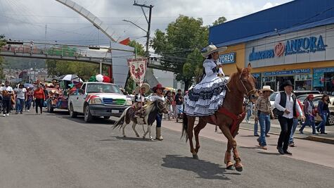 Realizan tradicional desfile por el Día del Charro en Pachuca