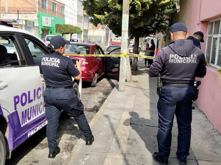 Muere persona al interior de vehículo en avenida de Pachuca