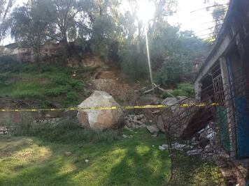 Cae roca sobre vivienda en la colonia El Cielito de Tula