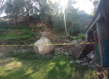 Cae roca sobre vivienda en la colonia El Cielito de Tula