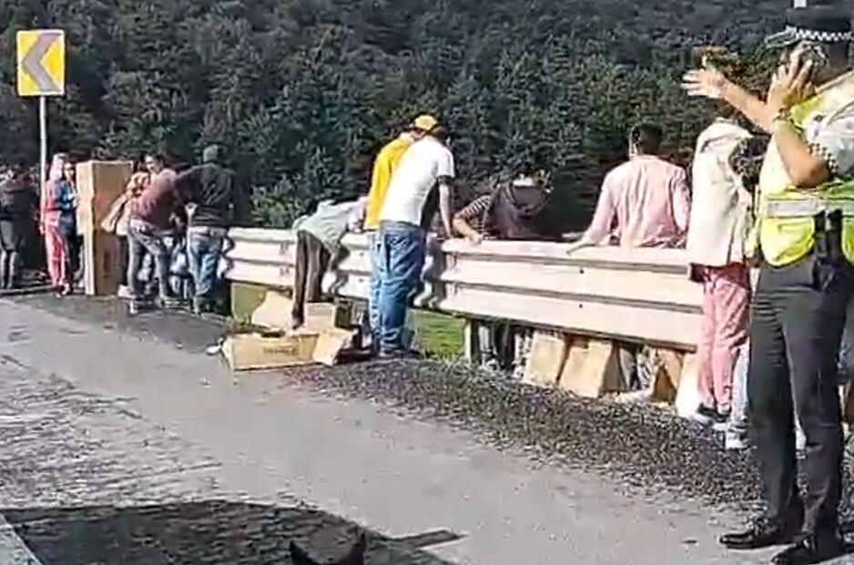 Tras un accidente, pobladores cometen actos de rapiña I Foto: Toma de Video