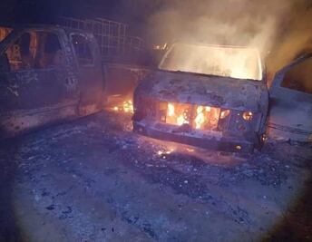 Dos camionetas cargadas con bidones arden junto a ducto de PEMEX en Ajacuba