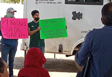 Protestan estudiantes de la UAEH por usar recursos para proselitismo