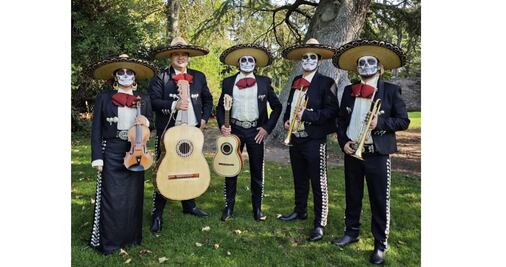 Video: Los Gallos: el mariachi que hace cantar a París 