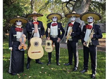Video: Los Gallos: el mariachi que hace cantar a París
