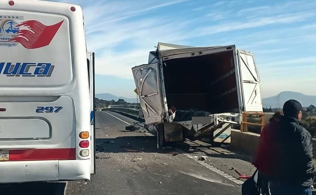 Choque entre autobús y camioneta paraliza la México-Tuxpan | Foto: Especial