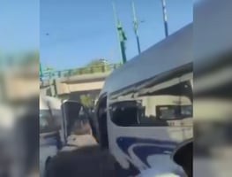 Choferes de combi se lían a golpes en pleno bulevar Bonfil y ponen en riesgo a pasajeros