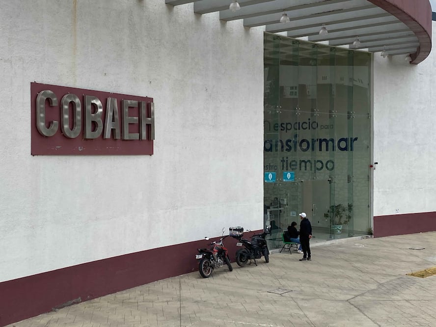 El gobierno de Hidalgo adjudicó la compra de más de 69 mil paquetes de uniformes escolares y libros de texto para estudiantes de bachillerato por un monto de 186.5 millones de pesos I IFoto: Luis Soriano