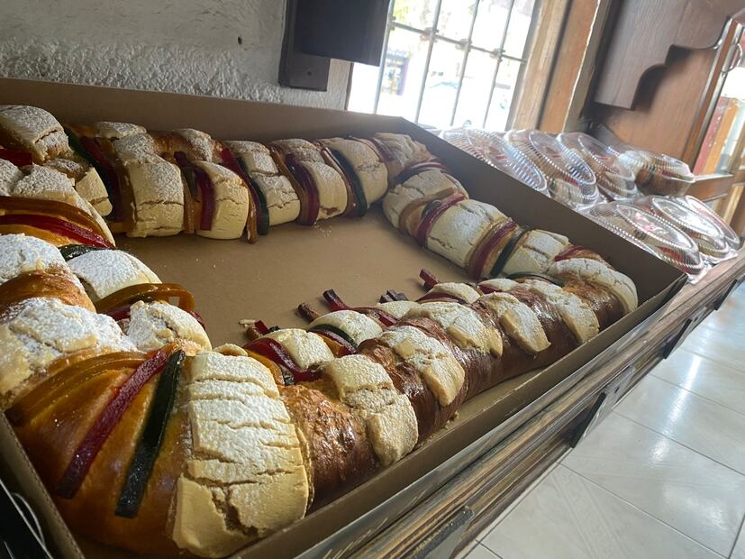 La panadería llamada La Casita del Pan, ubicada en la colonia Campestre de la ciudad de Pachuca, elabora gran cantidad de roscas de distintos tamaños para que las familias puedan disfrutar un dulce Día de Reyes.