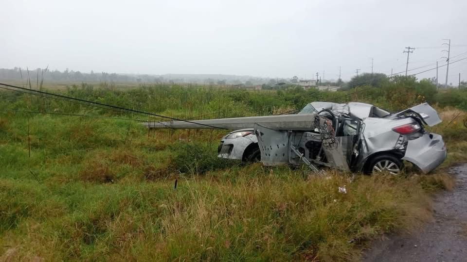 Conductor resulta lesionado tras chocar contra un poste en la carretera ...