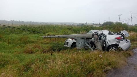 Conductor resulta lesionado tras chocar contra un poste en la carretera Actopan–Ixmiquilpan