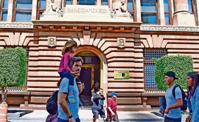 Banxico advierte ligera contracción del PIB, según sus minutas; economía del país seguirá debilitada