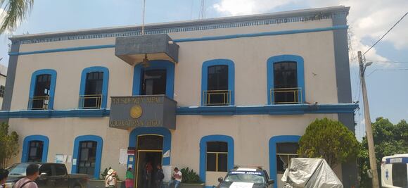 Investigan muerte de hombre que ingresó a la barandilla en Xochiatipan