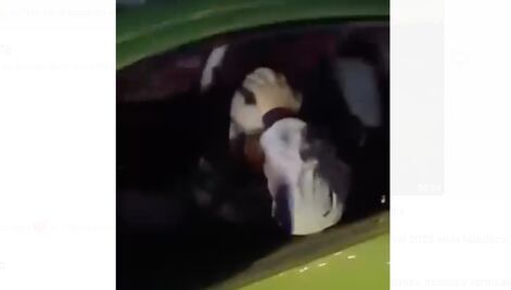 Video: Auto en sentido contrario choca contra familia en San Agustín Tlaxiaca