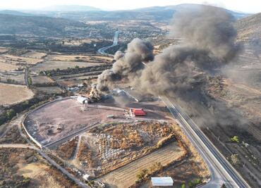 Explosión en ducto de Pemex desata incendio en Tepeji; activan protocolo de emergencia