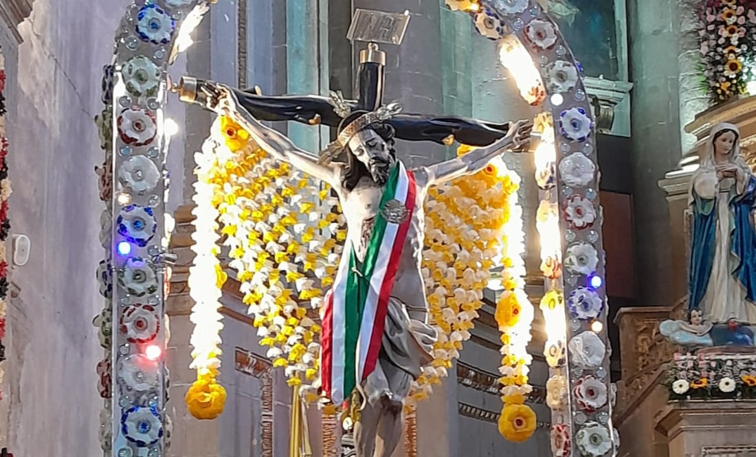 Fue colocada la Banda Presidencial al Señor de Jalpan en Ixmiquilpan, por el obispo Juan Pedro Juárez Meléndez y la presidenta municipal de Ixmiquilpan Araceli Beltrán Contreras I Foto: Erika Gutiérrez