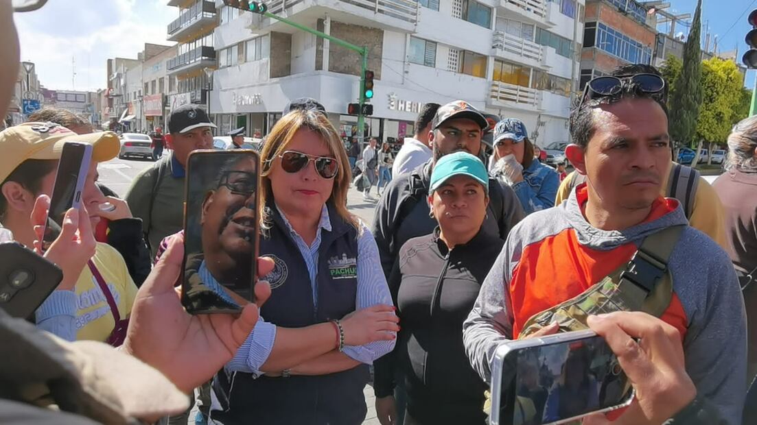 La directora de reglamentos y espectáculos Ana Tovar observaba a la distancia sin emitir palabra ya que los comerciantes ambulantes tenían el sustento en las manos. Foto: Arturo Torres