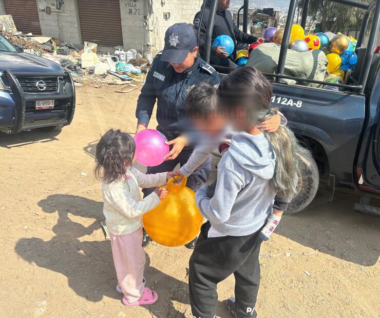 La Secretaría de Seguridad de Pachuca llena de alegría el Día de Reyes en colonias de la ciudad | Facebook: Secretaría de Seguridad Pública, Tránsito y Vialidad de Pachuca de Soto