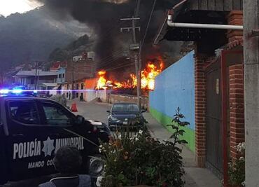 Explota casa habitación por almacenamiento de huachicol en Omitlán